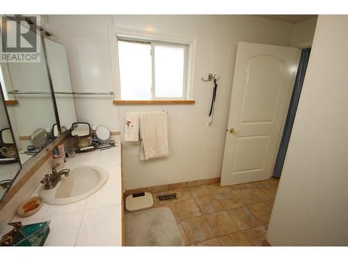 945 Kingfisher Place, Oliver, BC - Indoor Photo Showing Bathroom