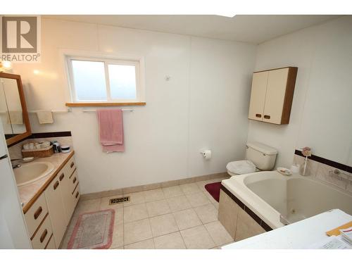 945 Kingfisher Place, Oliver, BC - Indoor Photo Showing Bathroom