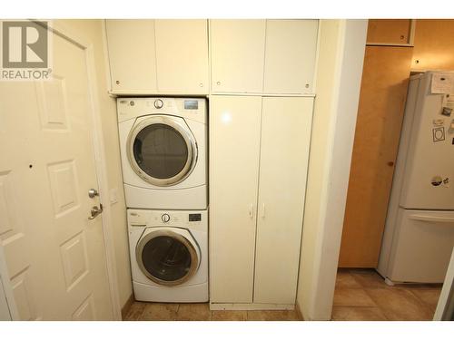 945 Kingfisher Place, Oliver, BC - Indoor Photo Showing Laundry Room