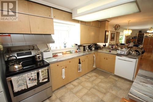 945 Kingfisher Place, Oliver, BC - Indoor Photo Showing Kitchen