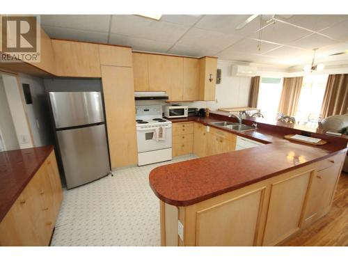 945 Kingfisher Place, Oliver, BC - Indoor Photo Showing Kitchen With Double Sink