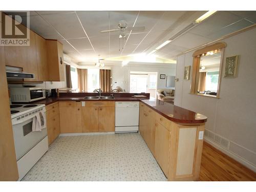 945 Kingfisher Place, Oliver, BC - Indoor Photo Showing Kitchen With Double Sink