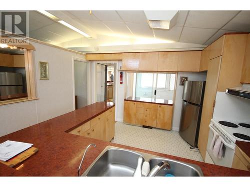 945 Kingfisher Place, Oliver, BC - Indoor Photo Showing Kitchen With Double Sink