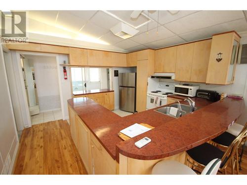 945 Kingfisher Place, Oliver, BC - Indoor Photo Showing Kitchen With Double Sink