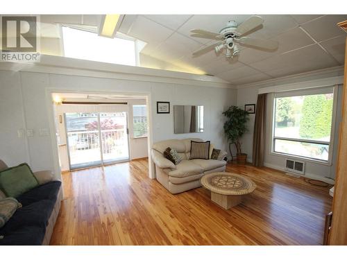 945 Kingfisher Place, Oliver, BC - Indoor Photo Showing Living Room