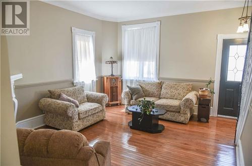 365 Christie Street, Pembroke, ON - Indoor Photo Showing Living Room
