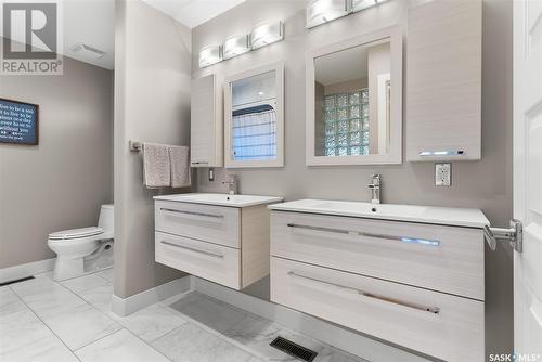 34 Leslie Place, Regina, SK - Indoor Photo Showing Bathroom