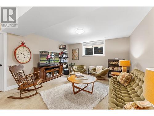 13166 Porter Drive, Lake Country, BC - Indoor Photo Showing Living Room