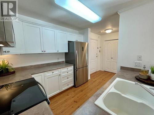 1002 Riverside Avenue Unit# 207, Sicamous, BC - Indoor Photo Showing Kitchen With Double Sink