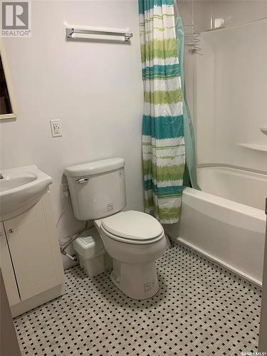 7301-7303 Bowman Avenue, Regina, SK - Indoor Photo Showing Bathroom