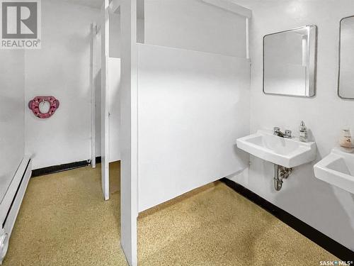 610 19Th Avenue Ne, Swift Current, SK - Indoor Photo Showing Bathroom