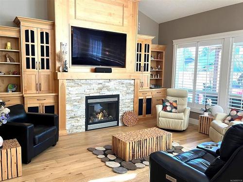 940 Wally'S Way, French Creek, BC - Indoor Photo Showing Living Room With Fireplace