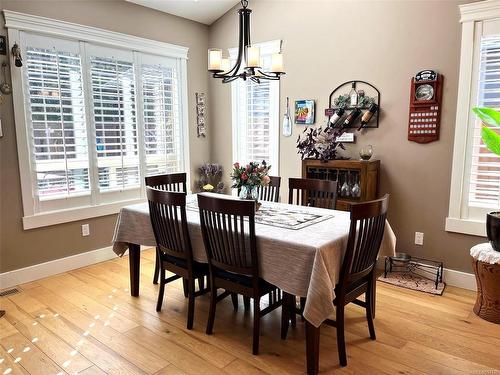 940 Wally'S Way, French Creek, BC - Indoor Photo Showing Dining Room