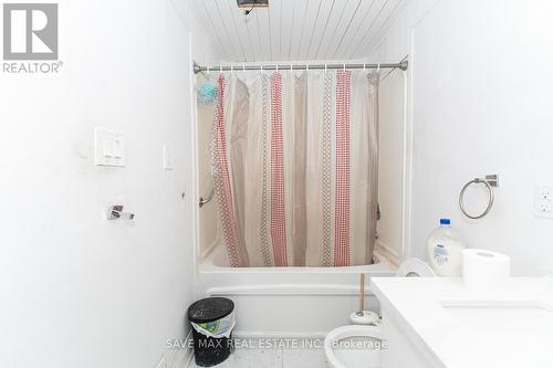 24 Victoria Avenue, Hamilton, ON - Indoor Photo Showing Bathroom
