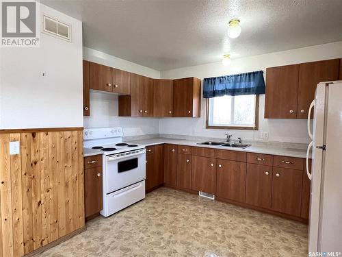 9Km West Of Makwa, Loon Lake Rm No. 561, SK - Indoor Photo Showing Kitchen With Double Sink