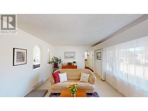 750 Callanan Street, Quesnel, BC - Indoor Photo Showing Living Room