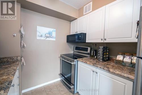 #404 -350 Front St, Belleville, ON - Indoor Photo Showing Kitchen