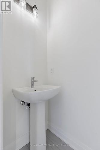 649 Tull Street E, Strathroy-Caradoc, ON - Indoor Photo Showing Bathroom