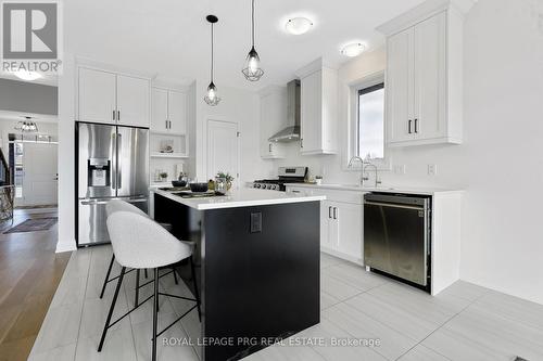 649 Tull Street E, Strathroy-Caradoc, ON - Indoor Photo Showing Kitchen With Upgraded Kitchen