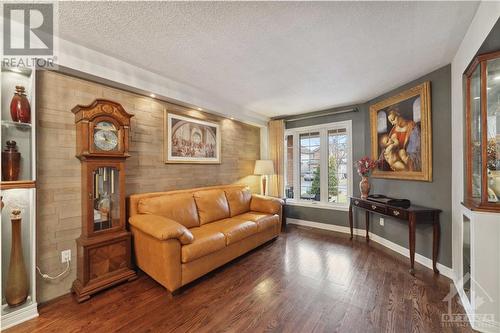 32 Nortoba Crescent, Ottawa, ON - Indoor Photo Showing Living Room