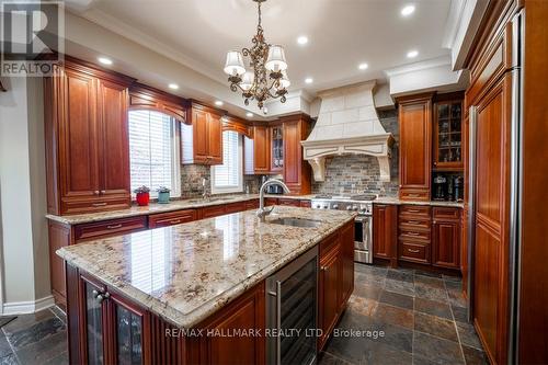 59 Oatlands Cres, Richmond Hill, ON - Indoor Photo Showing Kitchen With Upgraded Kitchen