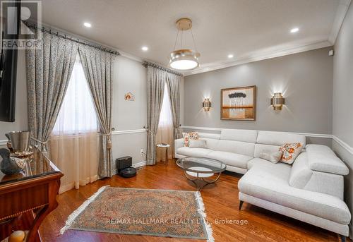 59 Oatlands Crescent, Richmond Hill, ON - Indoor Photo Showing Living Room