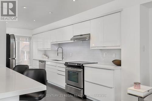 5985 Creditview Rd, Mississauga, ON - Indoor Photo Showing Kitchen With Upgraded Kitchen