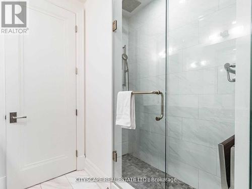 504B - 1 Elizabeth Street, Burlington, ON - Indoor Photo Showing Bathroom