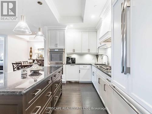 504B - 1 Elizabeth Street, Burlington, ON - Indoor Photo Showing Kitchen With Upgraded Kitchen