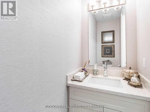 #504B -1 Elizabeth St, Burlington, ON - Indoor Photo Showing Bathroom