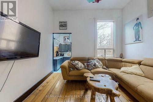 534 Queen St E, Toronto, ON - Indoor Photo Showing Living Room