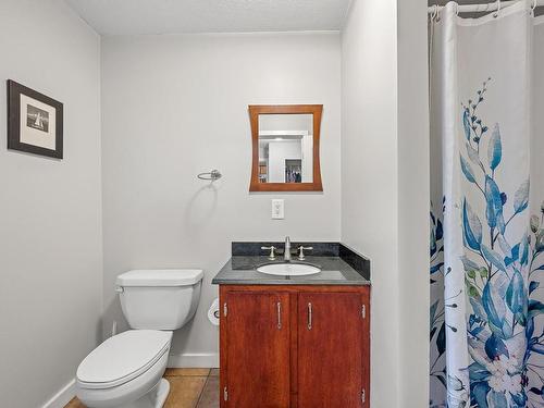 1045 Koen Rd, Whiskey Creek, BC - Indoor Photo Showing Bathroom