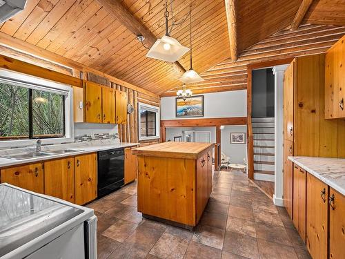 1045 Koen Rd, Whiskey Creek, BC - Indoor Photo Showing Kitchen With Double Sink