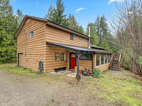 1045 Koen Rd, Whiskey Creek, BC - Outdoor With Exterior