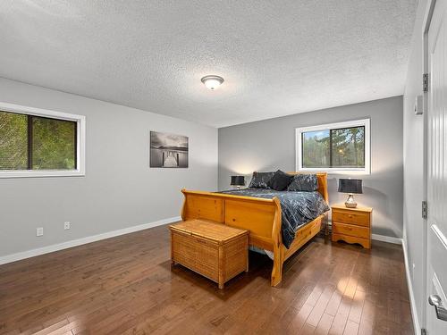 1045 Koen Rd, Whiskey Creek, BC - Indoor Photo Showing Bedroom
