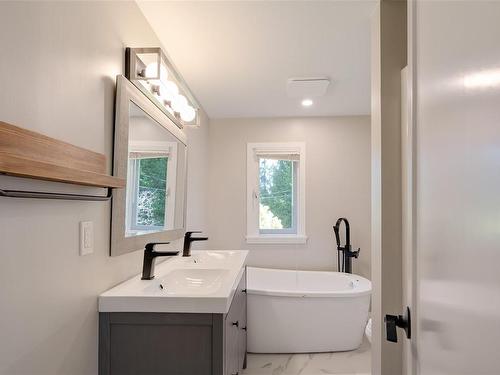 920 Deloume Rd, Mill Bay, BC - Indoor Photo Showing Bathroom