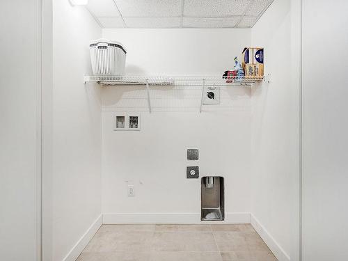 Salle de lavage - 505-3647 Av. Jean-Béraud, Laval (Chomedey), QC - Indoor