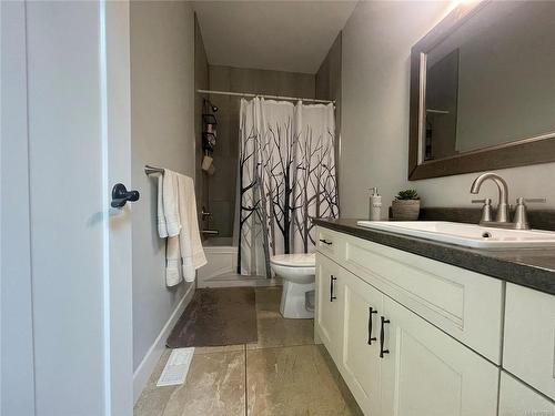 5760 Linley Valley Dr, Nanaimo, BC - Indoor Photo Showing Bathroom