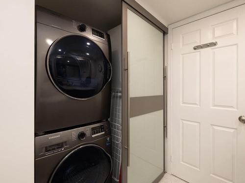 Salle de lavage - 204-21 Ch. Du Bord-Du-Lac-Lakeshore, Pointe-Claire, QC - Indoor Photo Showing Laundry Room