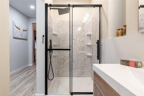 5759 Robinson Street, Niagara Falls, ON - Indoor Photo Showing Bathroom