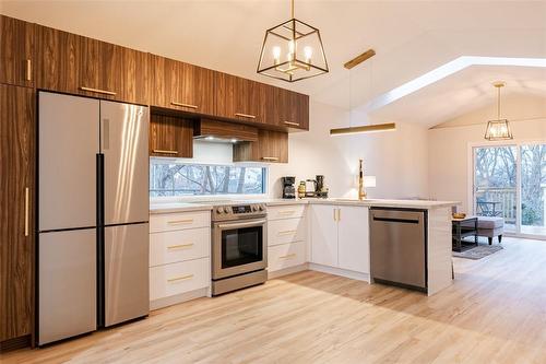 5759 Robinson Street, Niagara Falls, ON - Indoor Photo Showing Kitchen
