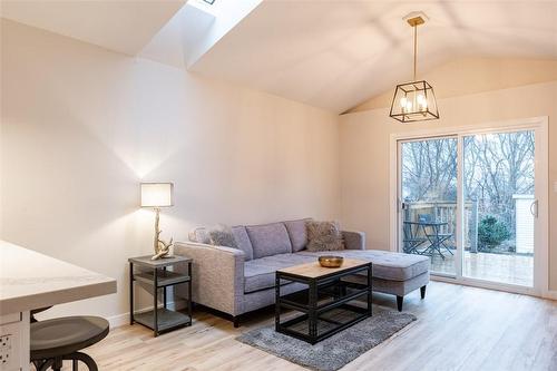 5759 Robinson Street, Niagara Falls, ON - Indoor Photo Showing Living Room