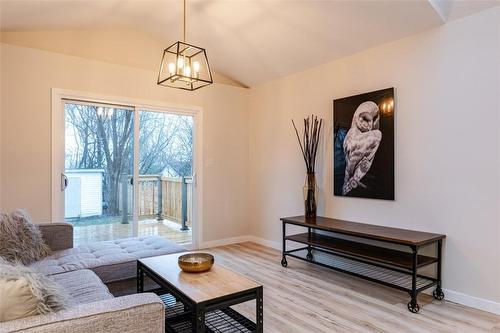 5759 Robinson Street, Niagara Falls, ON - Indoor Photo Showing Living Room