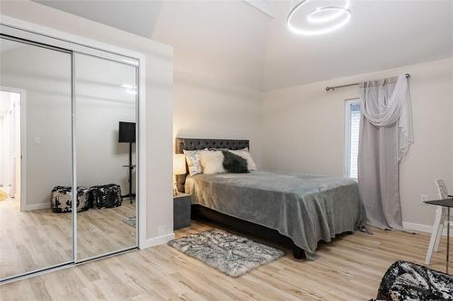 5759 Robinson Street, Niagara Falls, ON - Indoor Photo Showing Bedroom