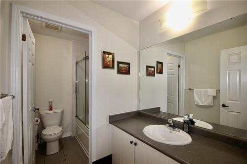 4 piece main bathroom - 57 Thompson Road, Caledonia, ON - Indoor Photo Showing Bathroom