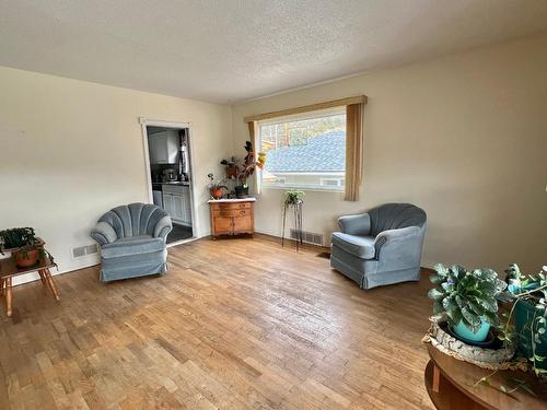 535 Portia Crescent, Trail, BC - Indoor Photo Showing Living Room