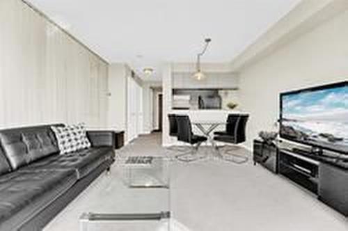 1109-880 Dundas St W, Mississauga, ON - Indoor Photo Showing Living Room
