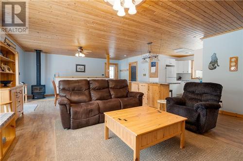 99 Waldenwood Road, Whitefish, ON - Indoor Photo Showing Living Room