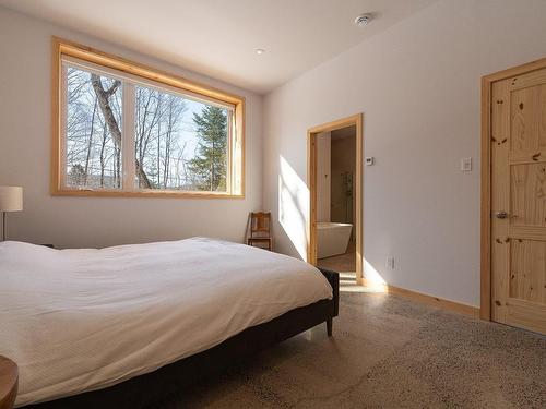 Master bedroom - 29 Place Beaulac, Sainte-Agathe-Des-Monts, QC - Indoor Photo Showing Bedroom