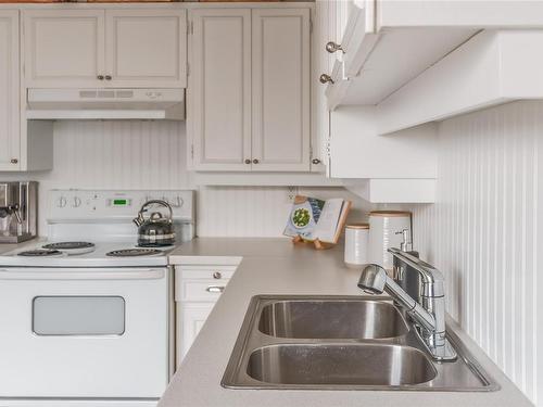 545 Prideaux St, Nanaimo, BC - Indoor Photo Showing Kitchen With Double Sink